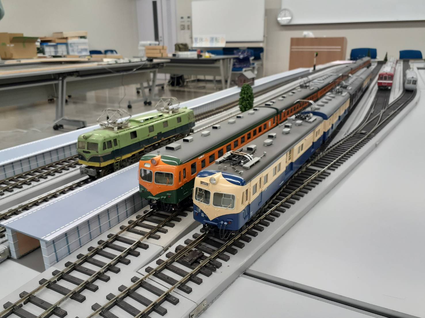 左：ブリキED電機（白倉会員）　中：80系電車（木村会長）　右：飯田線4連（木村会長）