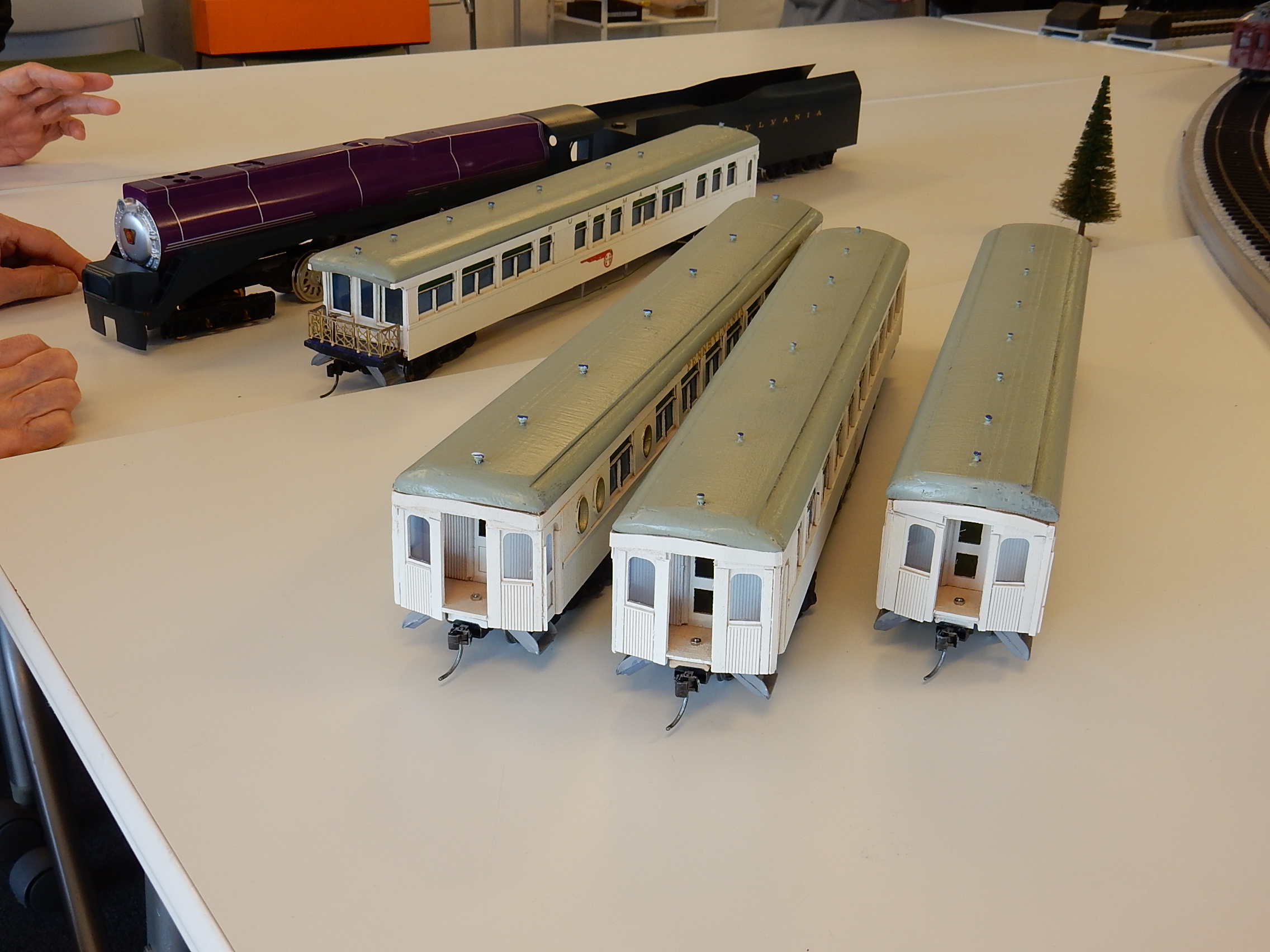 米国PRR　S2蒸機と客車（木製）
