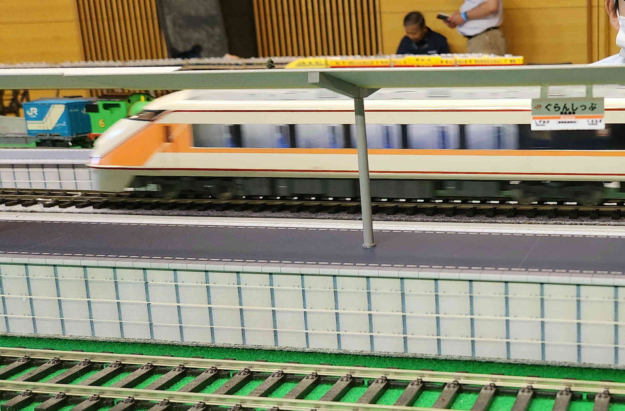 ぐらんしっぷ駅を通過するスペーシア