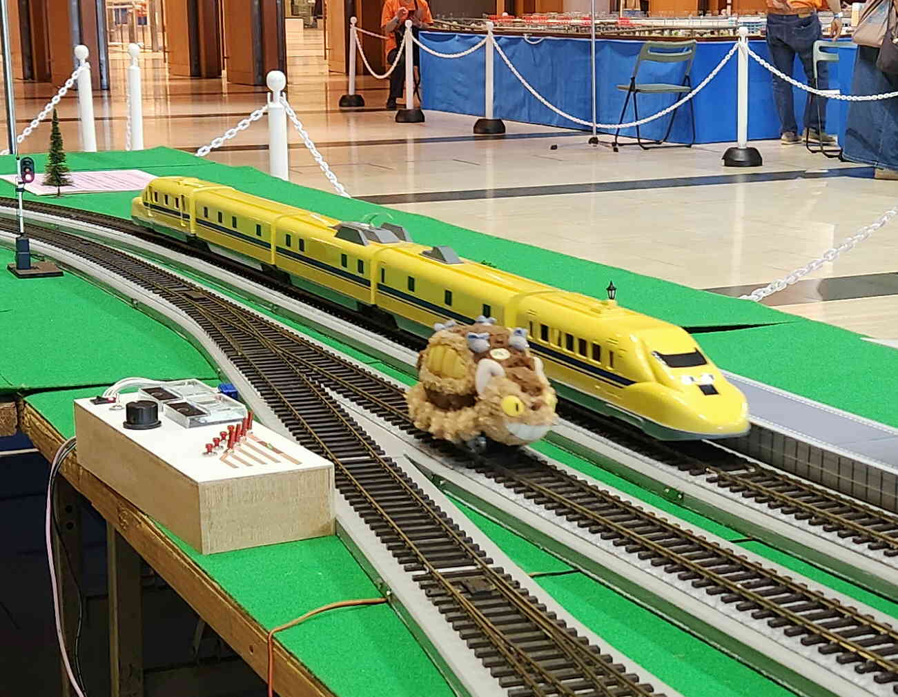 ねこバスとドクターイエロー（木村会長）