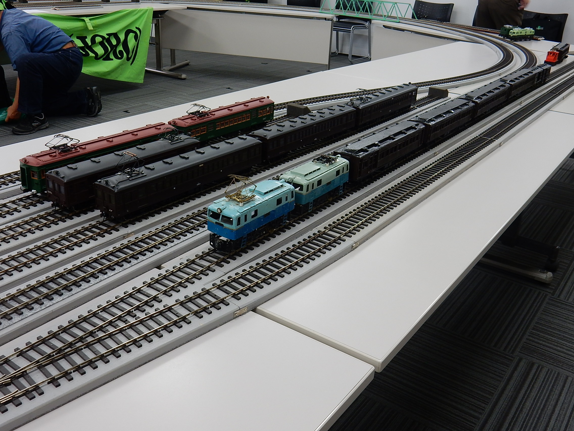 （手前）EB重連+Wルーフ客車（伊藤会員）