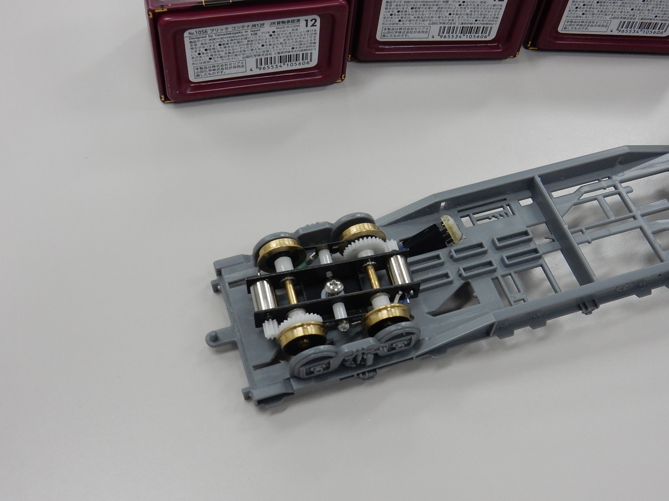 コンテナ貨車は動力付きに改造（秋葉会員）