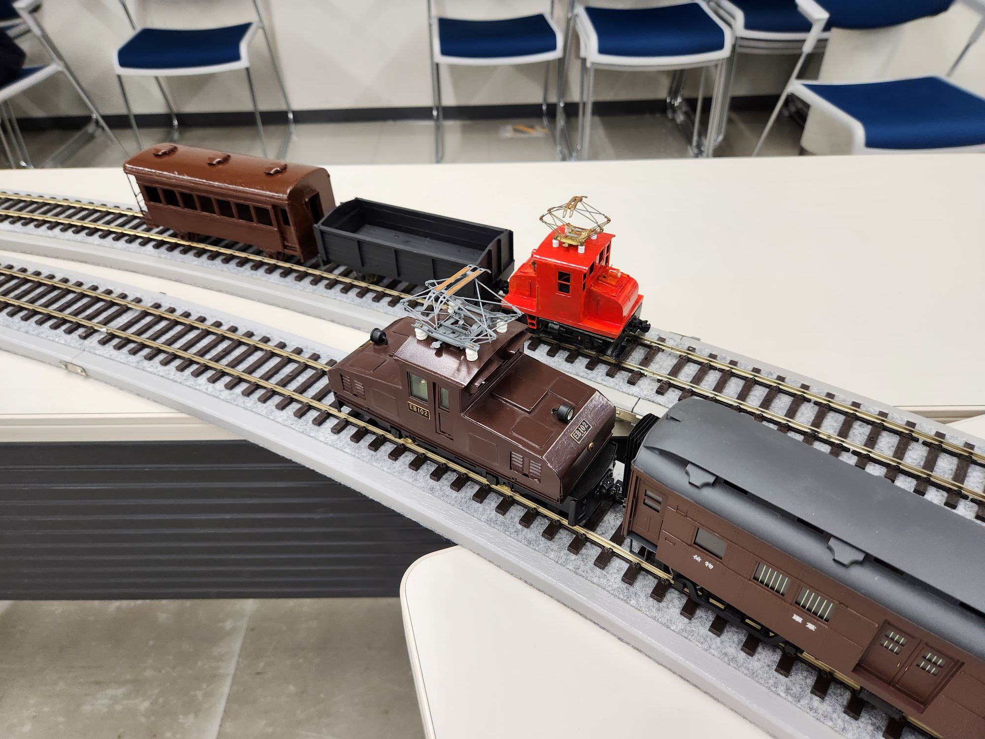 B凸電機のすれ違い（伊藤会員、木村会長）