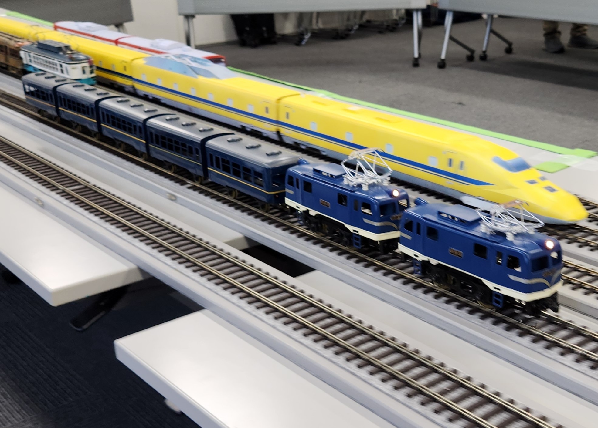 EB58重連が牽くミニブルートレイン（松本会員）