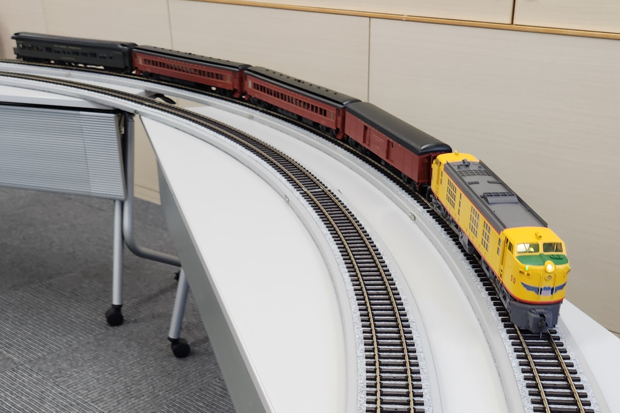 UP50タービンが牽くグレートノーザン客車（横山正会員）