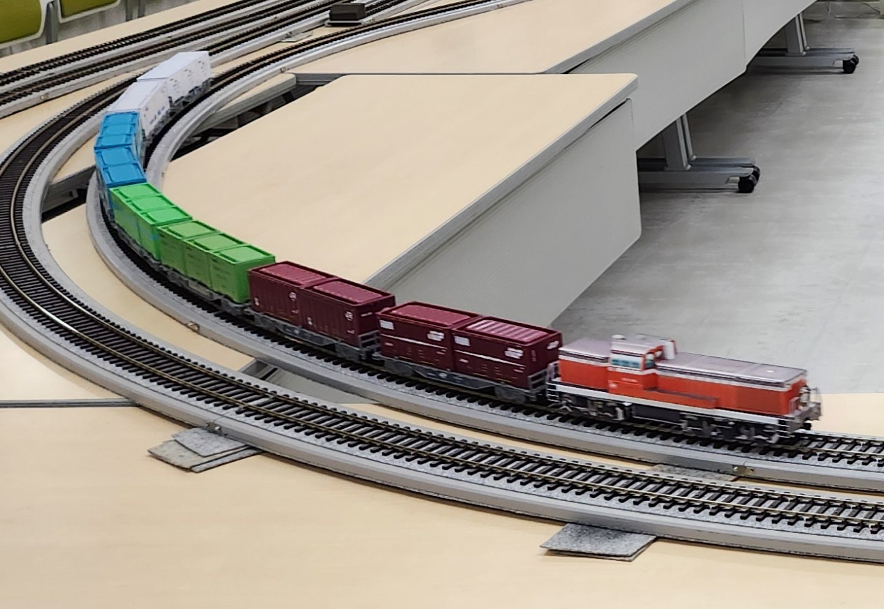 DL大樹が牽くコンテナ列車（秋葉会員）